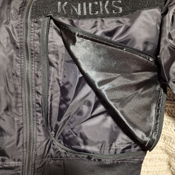 A Starter official NBA New York Knicks coat in a men's size large. NWOT. - Picture 6 of 10